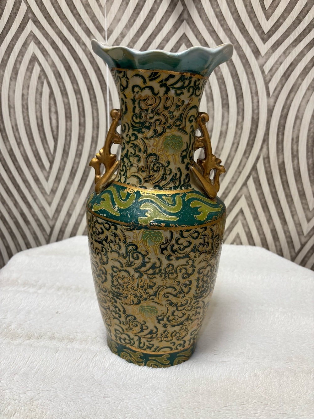 Vintage porcelain Japanese Asian vase